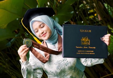 Mahasiswi Asal Anambas Raih Dua Gelar S1 Cumlaude dalam Empat Tahun Mahasiswi Asal Anambas Raih Dua Gelar S1 Cumlaude dalam Empat Tahun