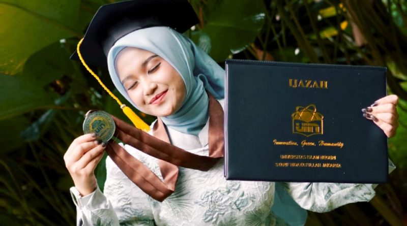 Mahasiswi Asal Anambas Raih Dua Gelar S1 Cumlaude dalam Empat Tahun Mahasiswi Asal Anambas Raih Dua Gelar S1 Cumlaude dalam Empat Tahun