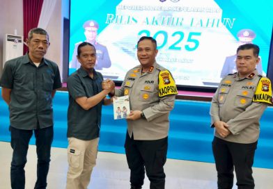 Rilis Akhir Tahun Polda Kepri Diwarnai Penyerahan Buku Anti-TPPO