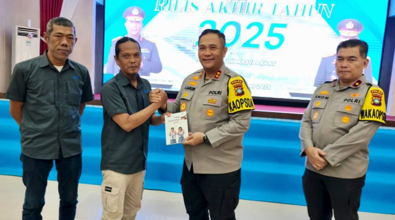 Rilis Akhir Tahun Polda Kepri Diwarnai Penyerahan Buku Anti-TPPO