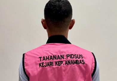 Kejari Anambas Tahan Kades Serat Tersangka Korupsi Dana Desa Rp747 Juta Kejari Anambas Tahan Kades Serat Tersangka Korupsi Dana Desa Rp747 Juta