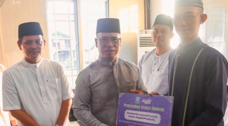 Bupati Aneng: Ekonomi Melambat Tak Surutkan Semangat Berbagi Bupati Aneng: Ekonomi Melambat Tak Surutkan Semangat Berbagi