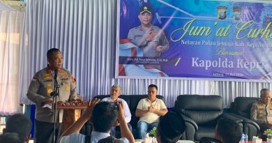 Kapolda Kepri Pererat Kedekatan dengan Nelayan Jemaja Kapolda Kepri Pererat Kedekatan dengan Nelayan Jemaja